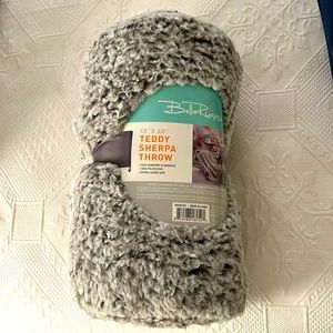 BRAND NEW BELLA RUSSO 50” x 60” TEDDY SHERPA THROW